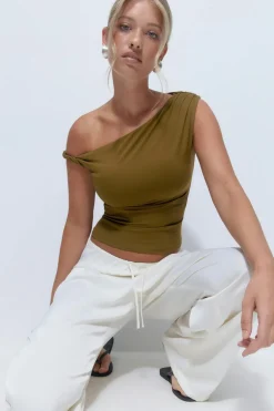 Asymmetric micro top