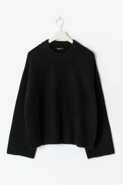 Crew neck knitted sweater