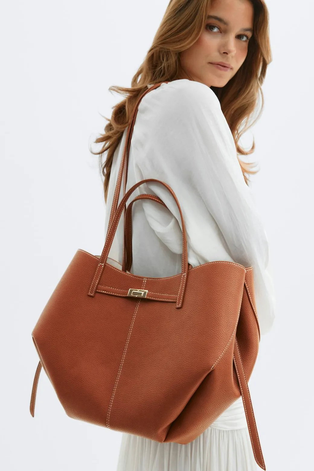 Detail strap tote bag