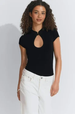 Keyhole top