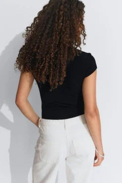 Keyhole top