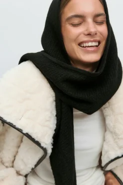 Knitted bonnet