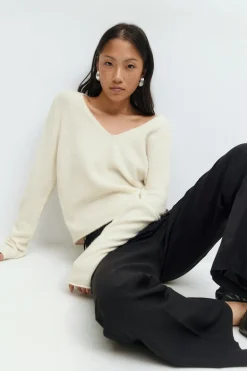 Loose v-neck knit sweater