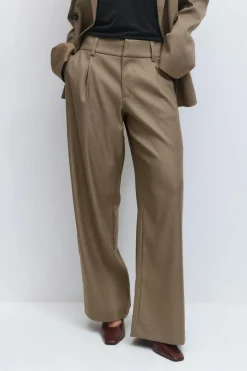 Low wide pleated trousers