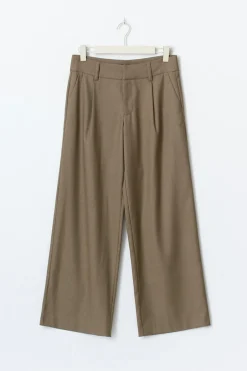 Low wide pleated trousers