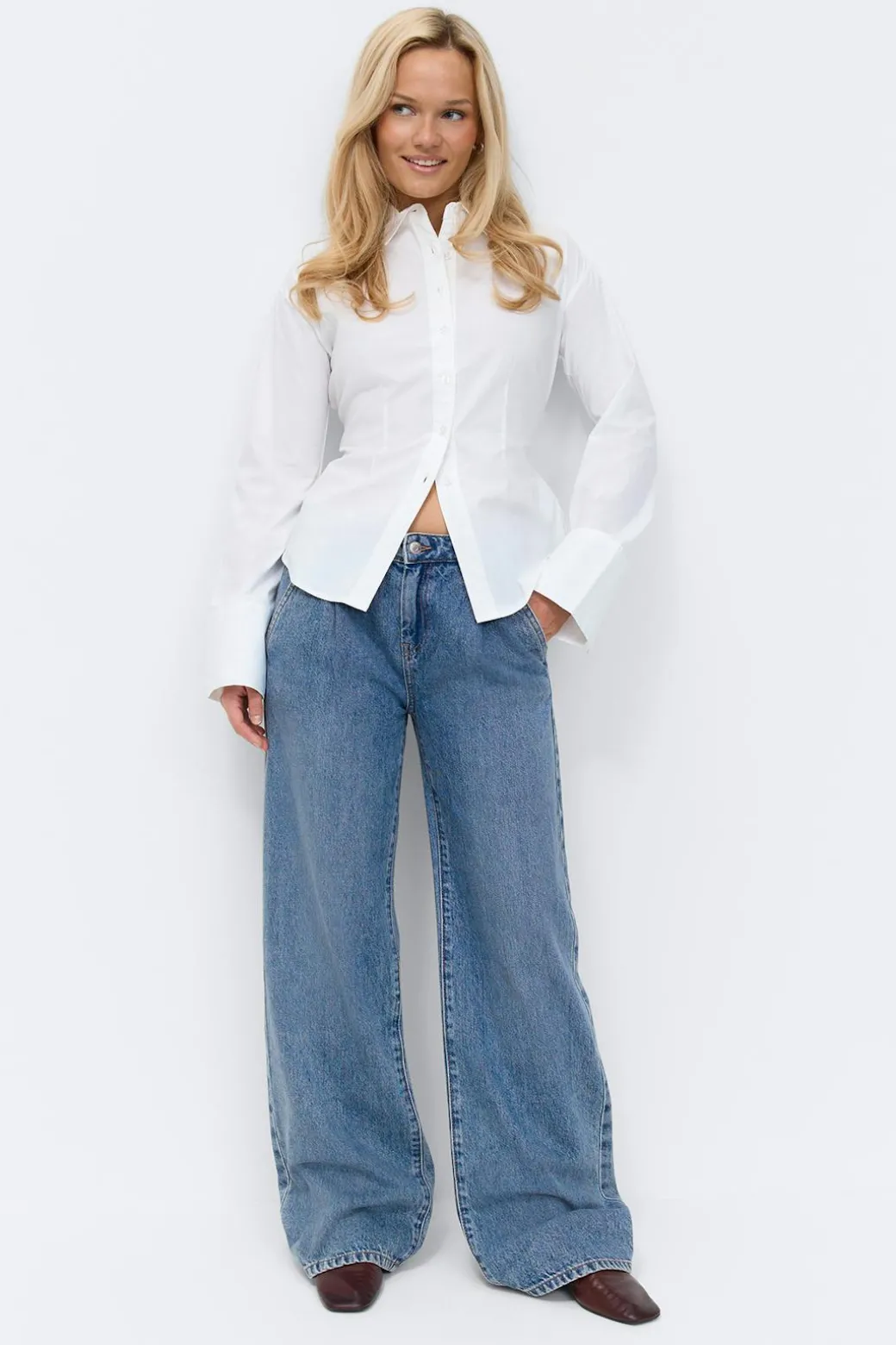 Pleated slouchy jeans