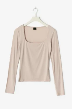 Scoop neck top