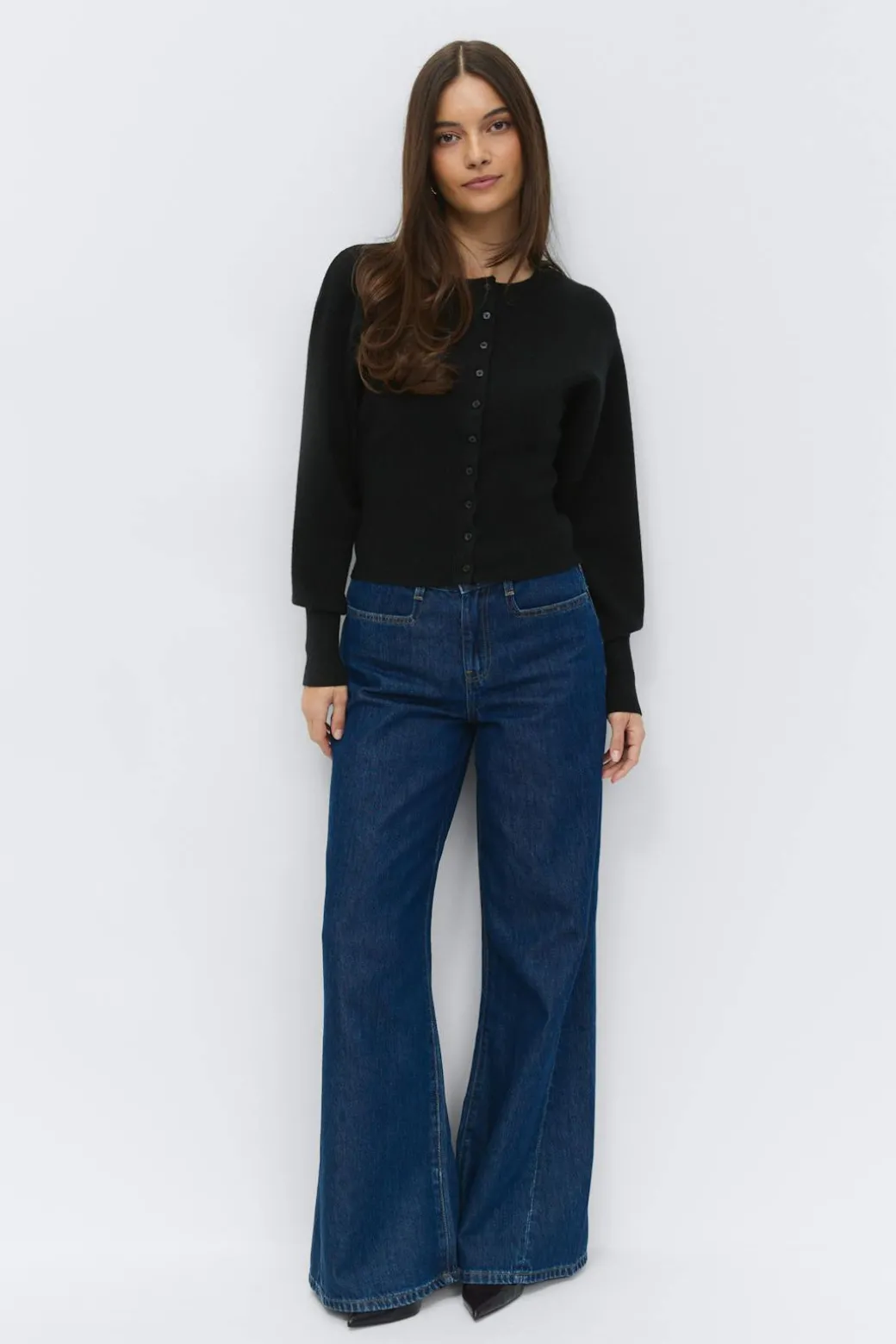 Shaped knitted cardigan