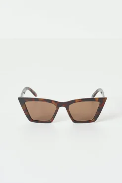 Sharp cat eye sunglasses