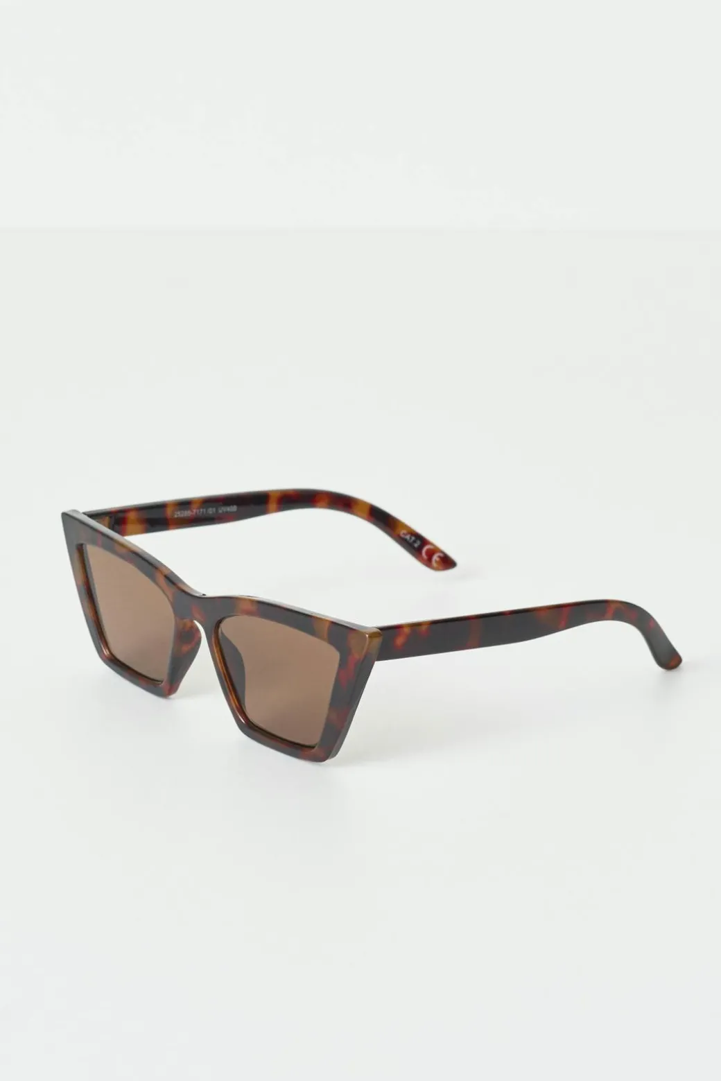 Sharp cat eye sunglasses