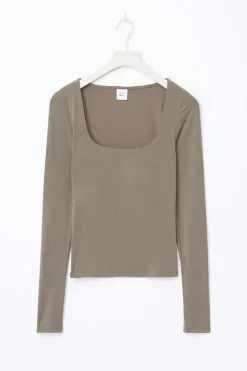 Slim fit scoop neck top