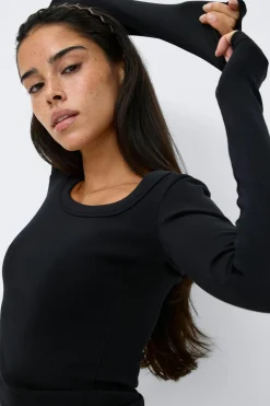 Super stretch scoop neck top