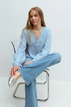 Y lace blouse