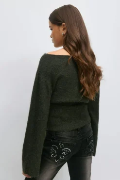 Y shaped knitted sweater